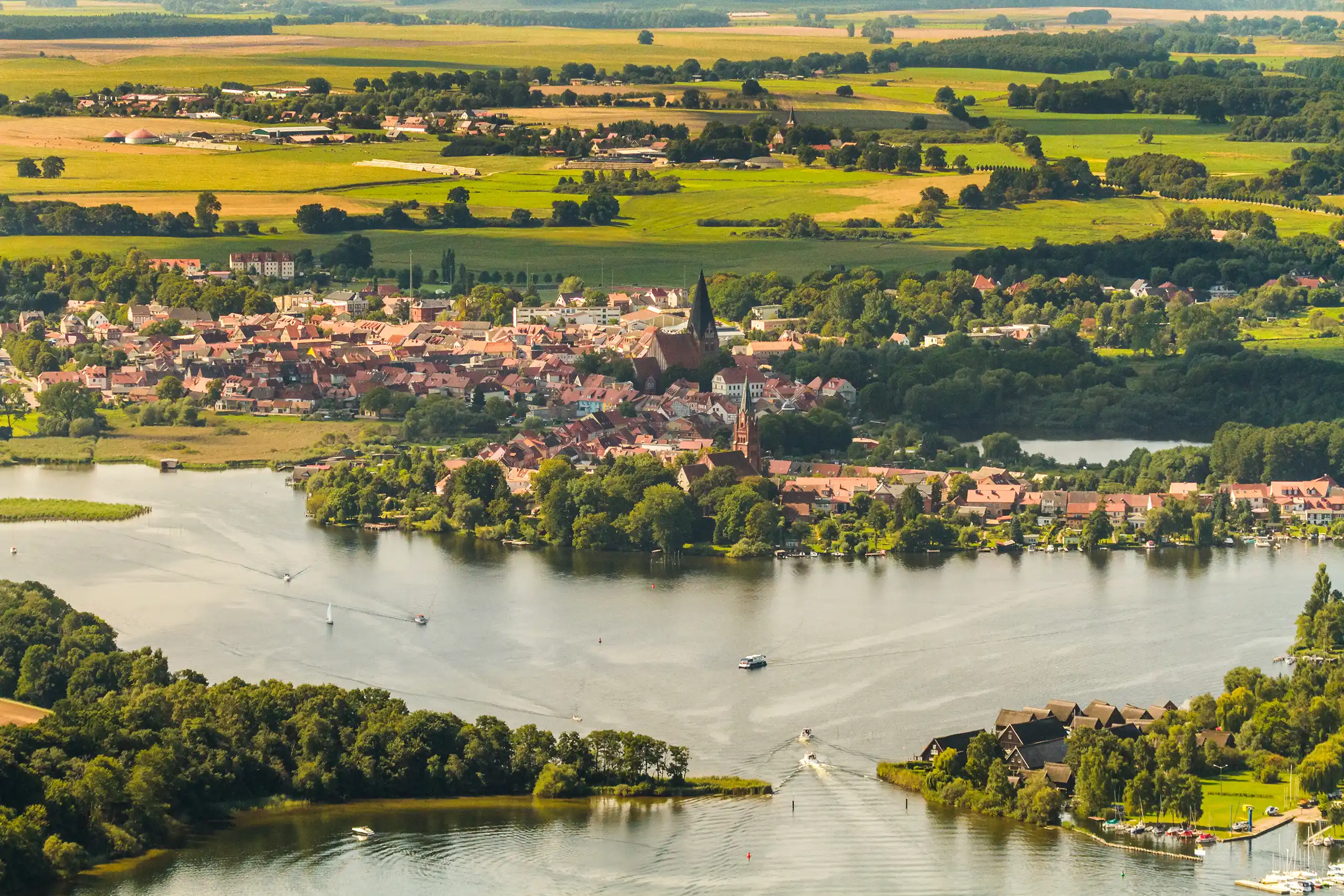 Luftaufnahme über der Müritz mit Blick in die Altstadt von Röbel